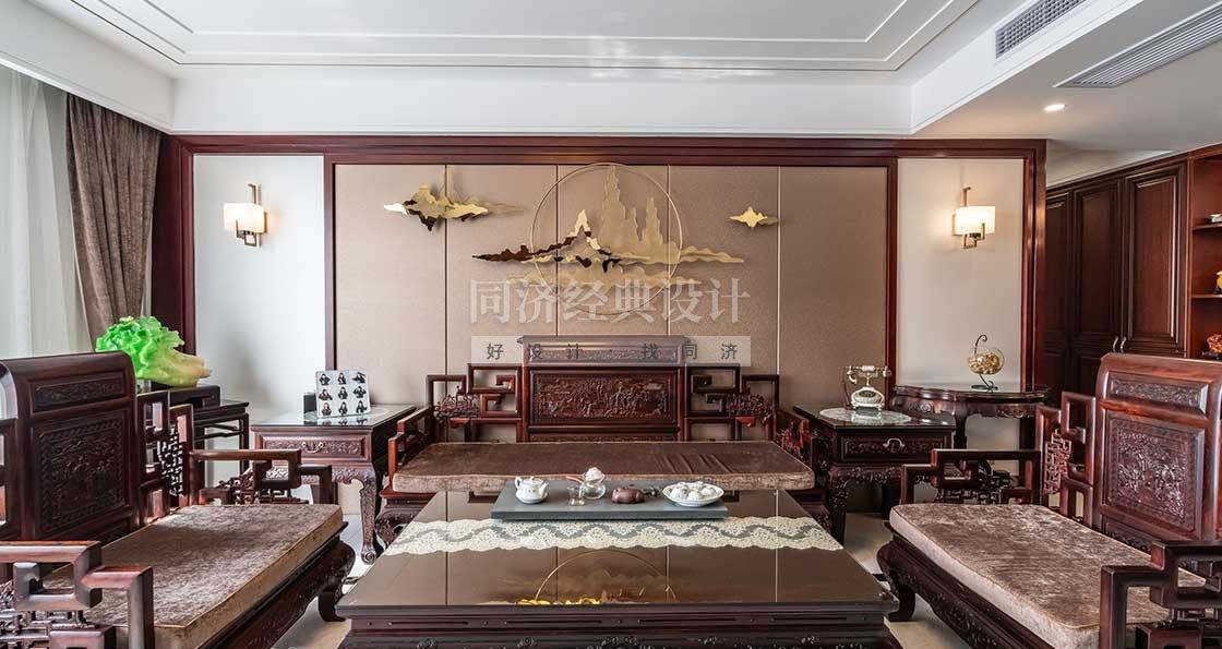 客廳：主背景隱形門的運用，讓客廳開間更大，視覺效果更好。