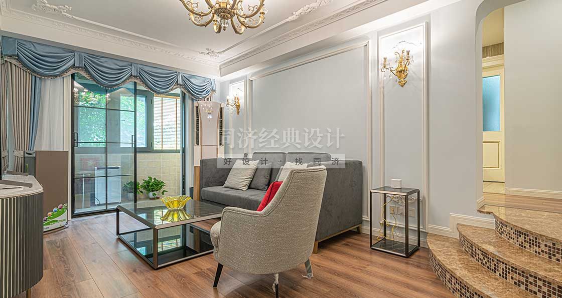 客廳：原有踏步比較大，而且直角不安全，改造成圓弧踏步，踏步用大理石，側(cè)面用馬賽克